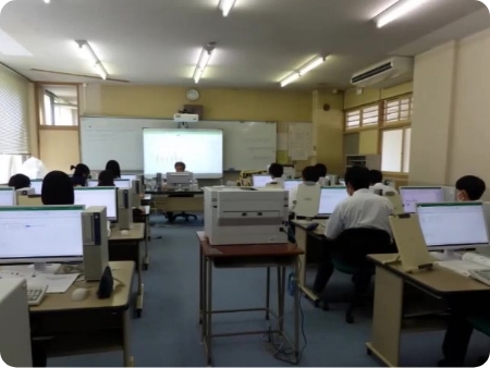 WordやExcelなどを使った授業。検定資格を取得するための勉強をすることができます。