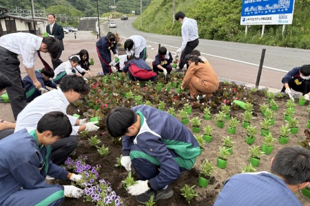 牟礼駅の清掃活動（花壇整備）